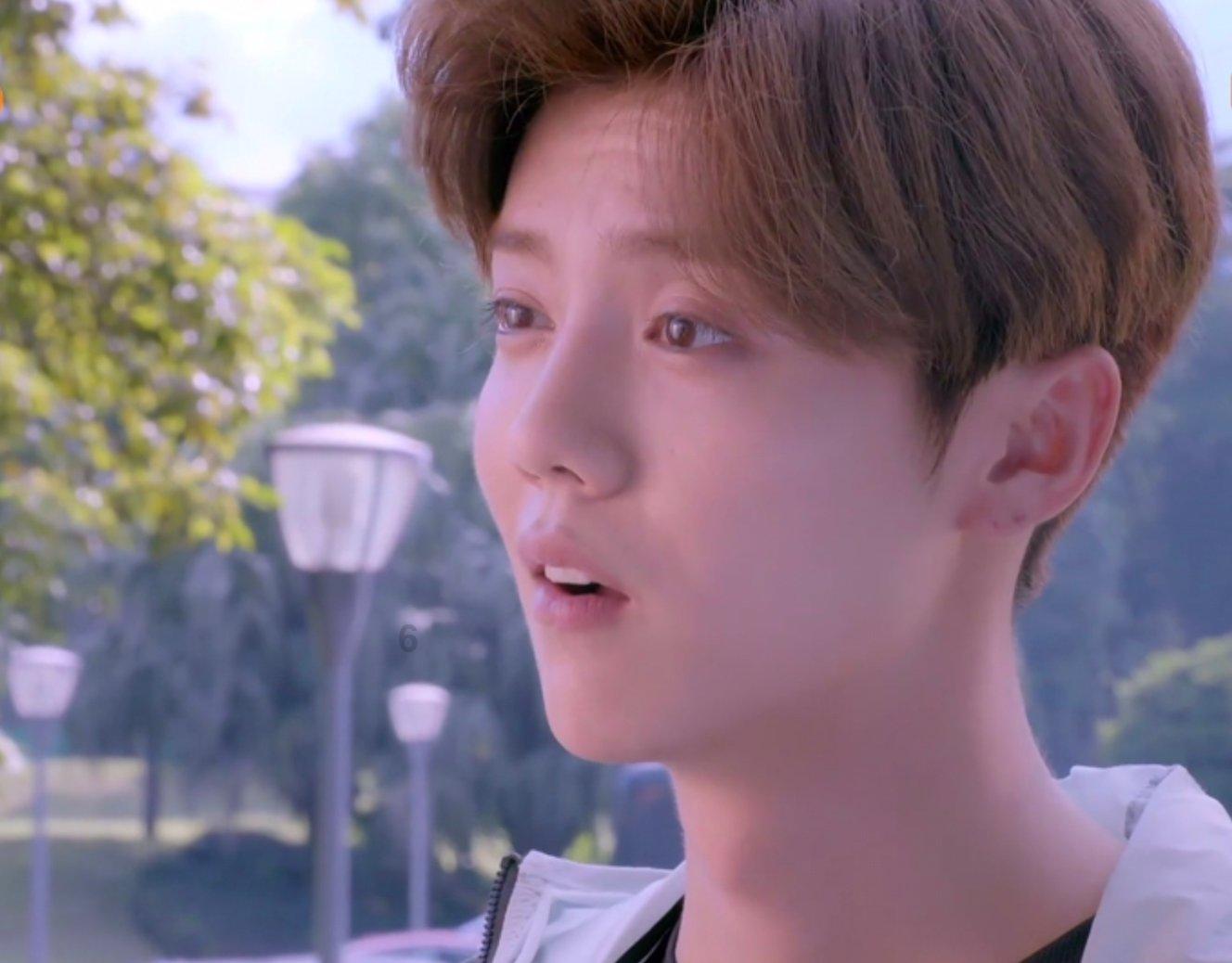 迷路的可爱男孩